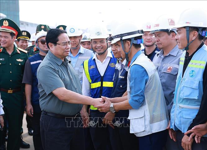 Thủ tướng Phạm Minh Chính với kỹ sư, công nhân thi công Dự án cảng hàng không quốc tế Long Thành. Ảnh: Dương Giang-TTXVN
