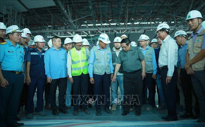 Thủ tướng Phạm Minh Chính kiểm tra thi công các hạng mục Dự án cảng hàng không quốc tế Long Thành. Ảnh: Dương Giang-TTXVN