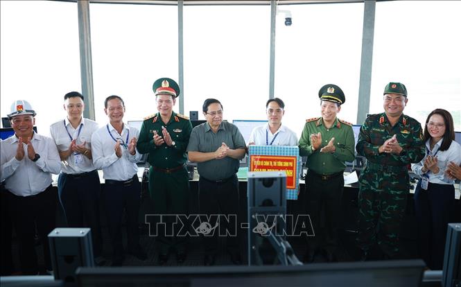 Thủ tướng Phạm Minh Chính tặng quà cho cán bộ, nhân viên cảng hàng không quốc tế Long Thành. Ảnh: Dương Giang-TTXVN
