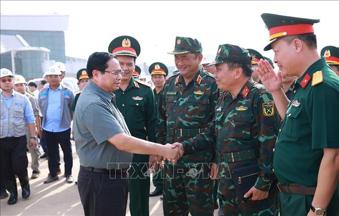 Thủ tướng Phạm Minh Chính với các đơn vị thi công Dự án cảng hàng không quốc tế Long Thành. Ảnh: Dương Giang-TTXVN
