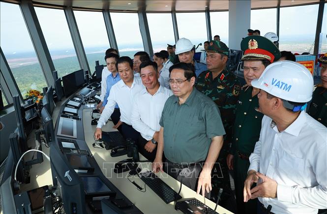 Thủ tướng Phạm Minh Chính kiểm tra, thị sát Dự án cảng hàng không quốc tế Long Thành từ Đài kiếm soát không lưu. Ảnh: Dương Giang-TTXVN
