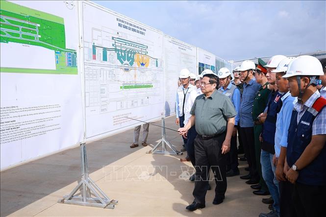 Thủ tướng Phạm Minh Chính đến kiểm tra tiến độ thi công các hạng mục Dự án cảng hàng không quốc tế Long Thành. Ảnh: Dương Giang-TTXVN 