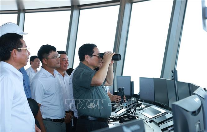 Thủ tướng Phạm Minh Chính quan sát tổng quan Dự án cảng hàng không quốc tế Long Thành từ Đài kiểm soát không lưu. Ảnh: Dương Giang-TTXVN
