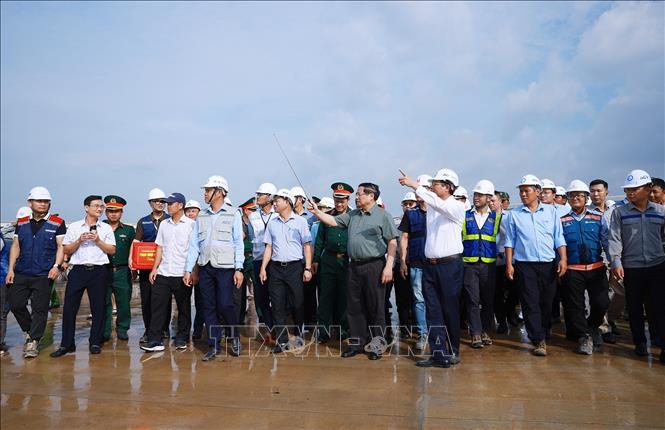 Thủ tướng Phạm Minh Chính kiểm tra đường lăn, bãi đỗ tàu bay Dự án cảng hàng không quốc tế Long Thành. Ảnh: Dương Giang-TTXVN
