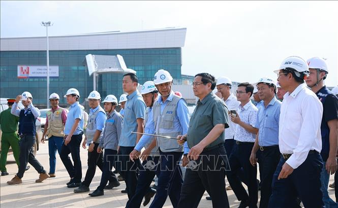 Thủ tướng Phạm Minh Chính kiểm tra đường lăn, bãi đỗ tàu bay Dự án cảng hàng không quốc tế Long Thành. Ảnh: Dương Giang-TTXVN
