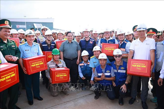 Thủ tướng Phạm Minh Chính tặng quà các đơn vị thi công Dự án cảng hàng không quốc tế Long Thành. Ảnh: Dương Giang-TTXVN

