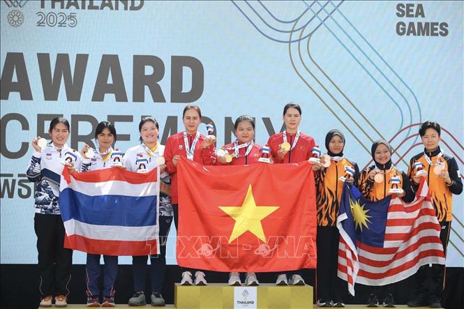 Các xạ thủ Trịnh Thu Vinh, Nguyễn Thùy Trang và Triệu Thị Hoa Hồng thi đấu xuất sắc, mang về tấm huy chương Vàng nội dung đồng đội 10 m súng ngắn hơi nữ. Ảnh: Nguyên Khang - TTXVN phát