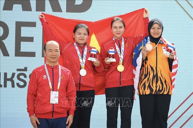 Ở nội dung cá nhân 10m súng ngắn hơi nữ, Trịnh Thu Vinh giành HCV với thành tích 242,7 điểm, phá kỷ lục SEA Games và Nguyễn Thùy Trang giành HCB. Ảnh: Nguyên Khang - TTXVN phát