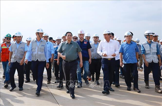 Thủ tướng Phạm Minh Chính kiểm tra đường lăn, bãi đỗ tàu bay Dự án cảng hàng không quốc tế Long Thành. Ảnh: Dương Giang-TTXVN
