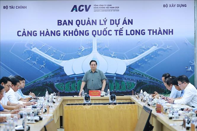 Thủ tướng Phạm Minh Chính làm việc với các nhà thầu, đơn vị thi công Dự án cảng hàng không quốc tế Long Thành. Ảnh: Dương Giang-TTXVN
