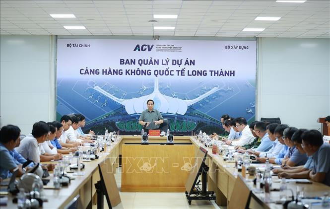 Thủ tướng Phạm Minh Chính làm việc với các nhà thầu, đơn vị thi công Dự án cảng hàng không quốc tế Long Thành. Ảnh: Dương Giang-TTXVN
