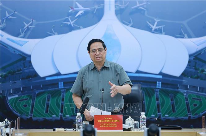 Thủ tướng Phạm Minh Chính làm việc với các nhà thầu, đơn vị thi công Dự án cảng hàng không quốc tế Long Thành. Ảnh: Dương Giang-TTXVN
