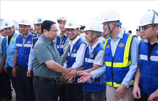 Thủ tướng Phạm Minh Chính với các kỹ sư, công nhân thi công Dự án cảng hàng không quốc tế Long Thành. Ảnh: Dương Giang-TTXVN
