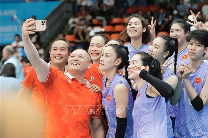 Niềm vui của đội tuyển bóng chuyền nữ Việt Nam khi giành quyền chơi trận chung kết tại SEA Games 33. Ảnh: Minh Quyết - PV TTXVN tại Thái Lan