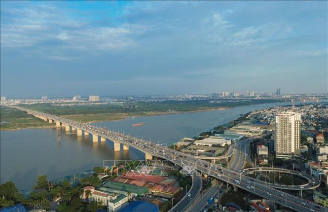 Không khí Hà Nội cải thiện rõ rệt, trời trong xanh, tầm nhìn quang đãng, các tòa nhà hiện rõ. Ảnh: Phan Phương - TTXVN