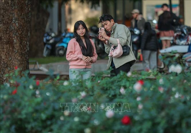 Người dân đến vui chơi, giải trí tại Công viên Thống Nhất khi không khí Hà Nội được cải thiện đáng kể. Ảnh: Hoàng Hiếu - TTXVN