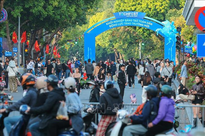 Đông đảo người dân và du khách vui chơi, khám phá các gian hàng Techfest tại khu vực phố đi bộ Hồ Gươm. Ảnh: Hoàng Hiếu - TTXVN
