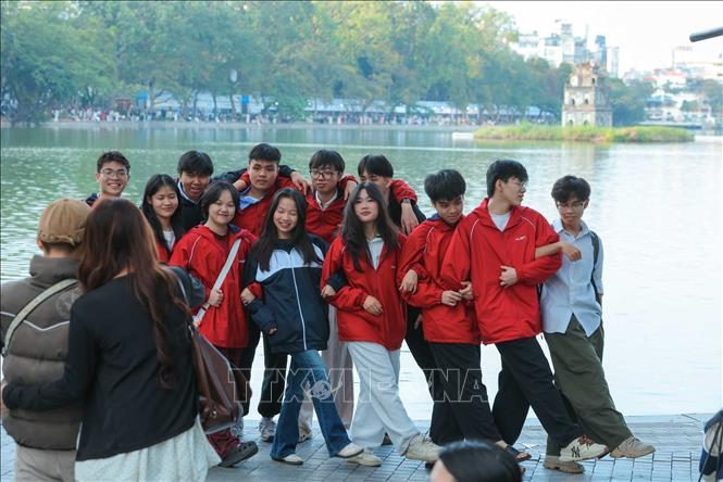Nhiều bạn trẻ đến vui chơi tại khu vực Hồ Gươm trong chiều 14/12. Ảnh: Hoàng Hiếu - TTXVN
