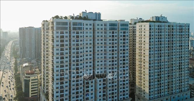 Không khí Hà Nội cải thiện rõ rệt, trời trong xanh, tầm nhìn quang đãng, các tòa nhà hiện rõ. Ảnh: Phan Phương - TTXVN