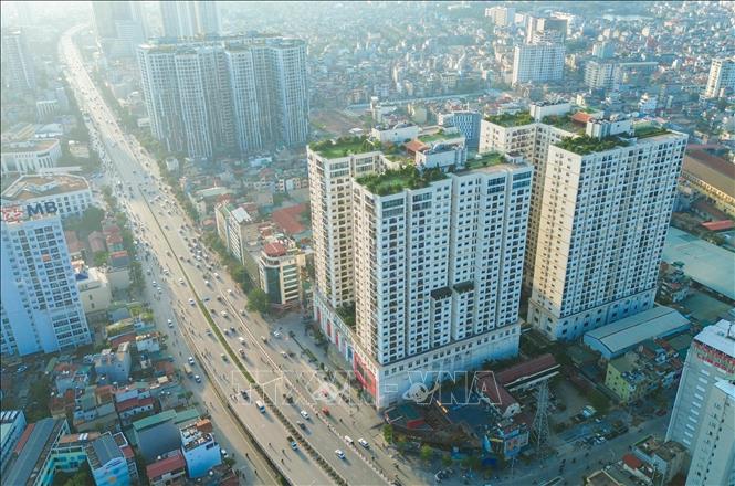 Không khí Hà Nội cải thiện rõ rệt, trời trong xanh, tầm nhìn quang đãng, các tòa nhà hiện rõ. Ảnh: Phan Phương - TTXVN