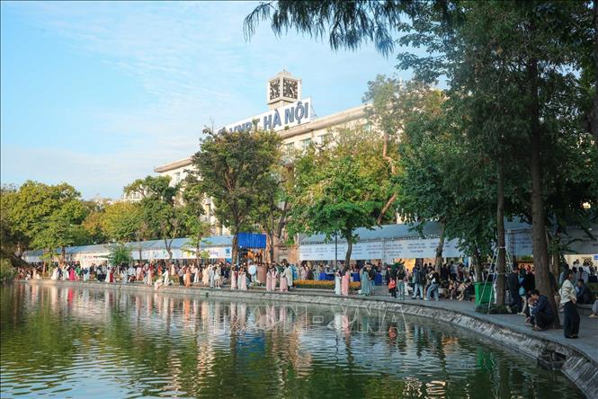 Chất lượng không khí khu vực Hồ Hoàn Kiếm được cải thiện đáng kể sau đợt gió mùa Đông Bắc mạnh kèm mưa rào từ chiều 13/12. Ảnh: Hoàng Hiếu - TTXVN