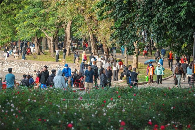Công viên Thống Nhất đón đông đảo người dân đến vui chơi, tập thể dục trong ngày cuối tuần 14/12. Ảnh: Hoàng Hiếu - TTXVN