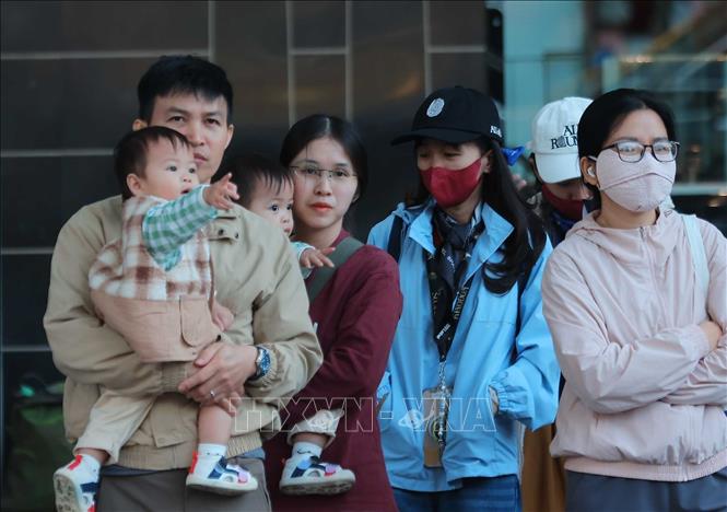 Một gia đình cho trẻ em đi chơi cuối tuần khi chất lượng không khí được cải thiện. Ảnh: Hoàng Hiếu - TTXVN