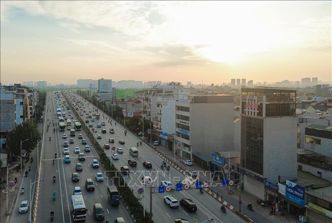 Không khí Hà Nội cải thiện rõ rệt, trời trong xanh, tầm nhìn quang đãng, các tòa nhà hiện rõ. Ảnh: Phan Phương - TTXVN