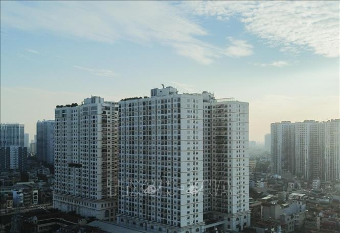 Không khí Hà Nội cải thiện rõ rệt, trời trong xanh, tầm nhìn quang đãng, các tòa nhà hiện rõ. Ảnh: Phan Phương - TTXVN