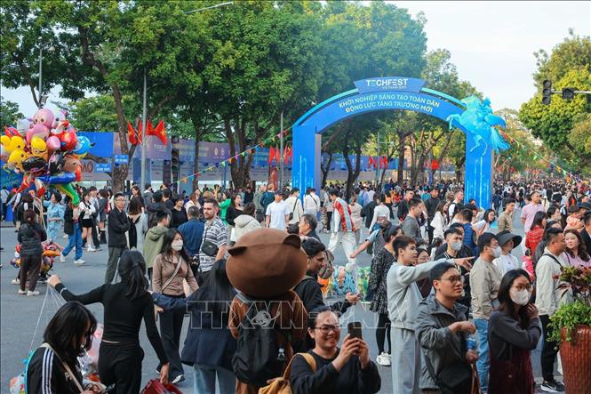 Đông đảo người dân và du khách vui chơi, khám phá các gian hàng Techfest tại khu vực phố đi bộ Hồ Gươm. Ảnh: Hoàng Hiếu - TTXVN