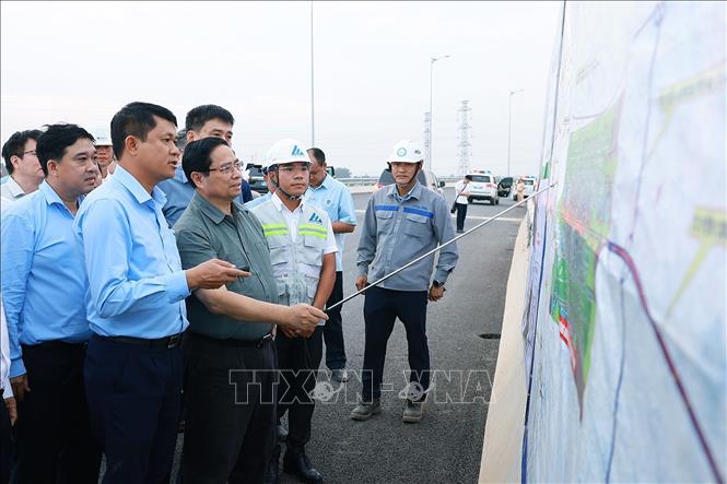 Thủ tướng Phạm Minh Chính kiểm tra tuyến giao thông kết nối (thuộc Cảng hàng không Quốc tế Long Thành). Ảnh: Dương Giang-TTXVN 
