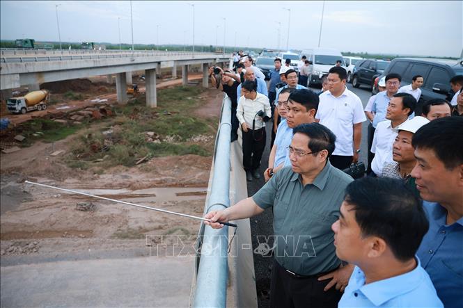 Thủ tướng Phạm Minh Chính kiểm tra tuyến giao thông kết nối (thuộc Cảng hàng không Quốc tế Long Thành). Ảnh: Dương Giang-TTXVN 
