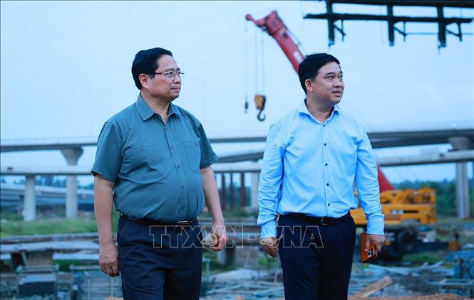 Thủ tướng Phạm Minh Chính kiểm tra xây dựng nút giao với Sân bay Long Thành (Dự án thành phần 1 và Dự án thành phần 2 thuộc Dự án cao tốc Biên Hòa - Vũng Tàu). Ảnh: Dương Giang-TTXVN 
