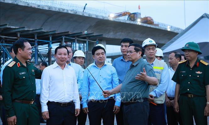 Thủ tướng Phạm Minh Chính kiểm tra thi công nút giao với Sân bay Long Thành (Dự án thành phần 1 và Dự án thành phần 2 thuộc Dự án cao tốc Biên Hòa - Vũng Tàu). Ảnh: Dương Giang-TTXVN 
