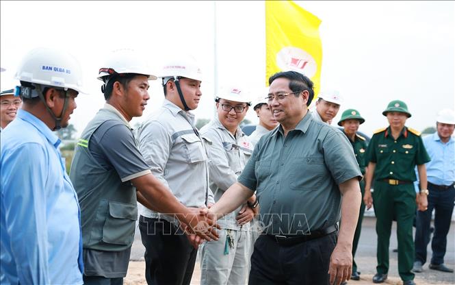 Thủ tướng Phạm Minh Chính với công nhân thi công nút giao với Sân bay Long Thành (Dự án thành phần 1 và Dự án thành phần 2 thuộc Dự án cao tốc Biên Hòa - Vũng Tàu). Ảnh: Dương Giang-TTXVN 
