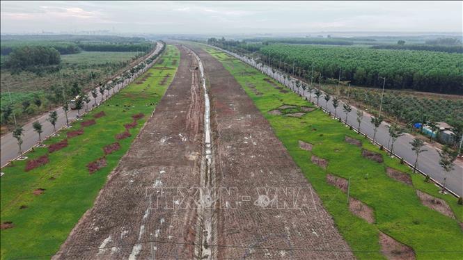 Khoảng giữa của tuyến giao thông kết nối sân bay Long Thành có bề ngang hàng chục mét, được dùng để tạo mảng xanh. Ảnh: Công Phong - TTXVN