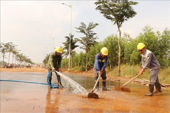 Người lao động vệ sinh tuyến giao thông kết nối sân bay Long Thành. Ảnh: Công Phong - TTXVN