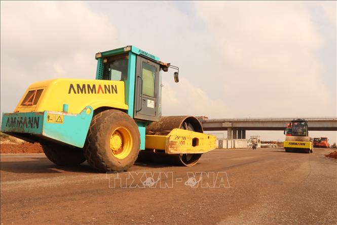 Máy móc, nhân lực thi công hệ giống giao thông nội cảng sân bay Long Thành. Ảnh: Công Phong - TTXVN