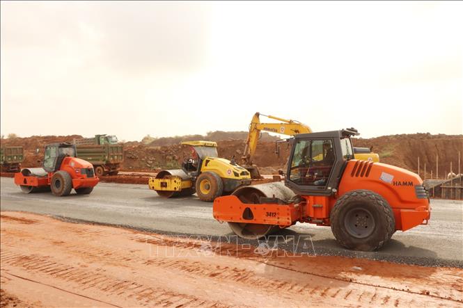 Máy móc, nhân lực lu nền tại hệ giống giao thông nội cảng sân bay Long Thành. Ảnh: Công Phong - TTXVN