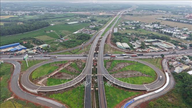 Cầu vượt, nút giao giữa tuyến giao thông kết nối sân bay Long Thành với Quốc lộ 51. Ảnh: Công Phong