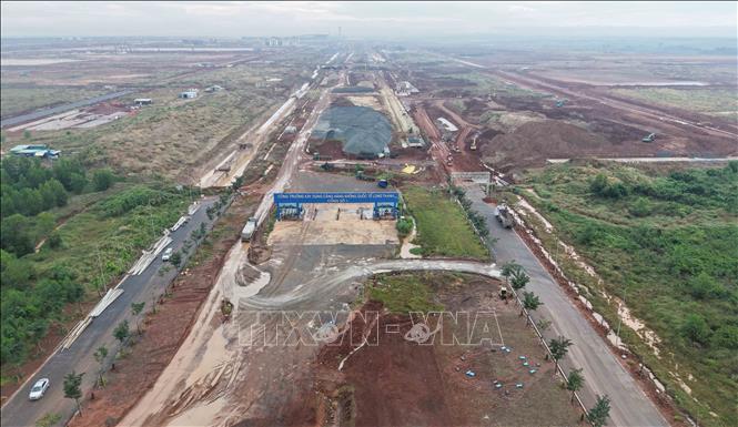 Đoạn cuối của tuyến T1 dẫn vào sân bay Long Thành đã hoàn thành; hệ thống giao thông nội cảng đang được gấp rút thi công. Ảnh: Công Phong - TTXVN