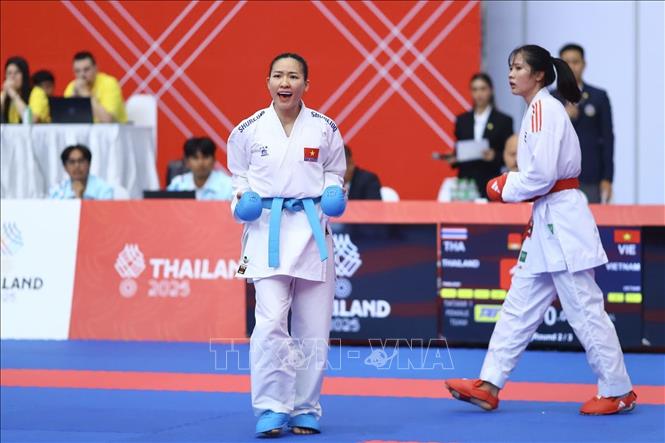 Các VĐV Hoàng Thị Mỹ Tâm, Đinh Thị Hương, Nguyễn Thị Diệu Ly và Nguyễn Thị Thu thi đấu xuất sắc, đánh bại chủ nhà Thái Lan 2-0, giành HCV. Ảnh: TTXVN phát