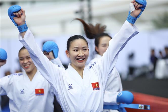 Các VĐV Hoàng Thị Mỹ Tâm, Đinh Thị Hương, Nguyễn Thị Diệu Ly và Nguyễn Thị Thu thi đấu xuất sắc, đánh bại chủ nhà Thái Lan 2-0, giành HCV. Ảnh: TTXVN phát