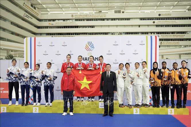 Các VĐV Hoàng Thị Mỹ Tâm, Đinh Thị Hương, Nguyễn Thị Diệu Ly và Nguyễn Thị Thu thi đấu xuất sắc, đánh bại chủ nhà Thái Lan 2-0, giành HCV. Ảnh: TTXVN phát