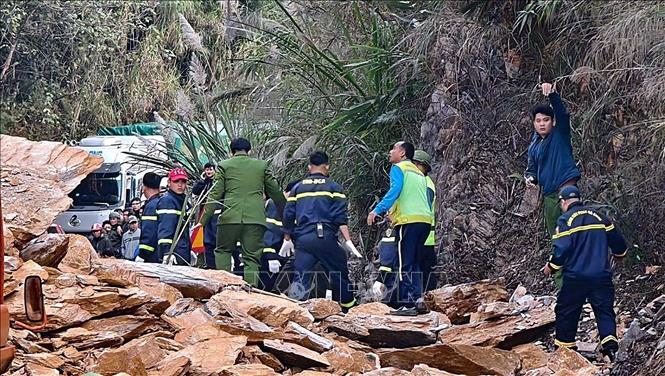 Tập trung lực lượng người và máy móc tìm kiếm nạn nhân. Ảnh: TTXVN phát 