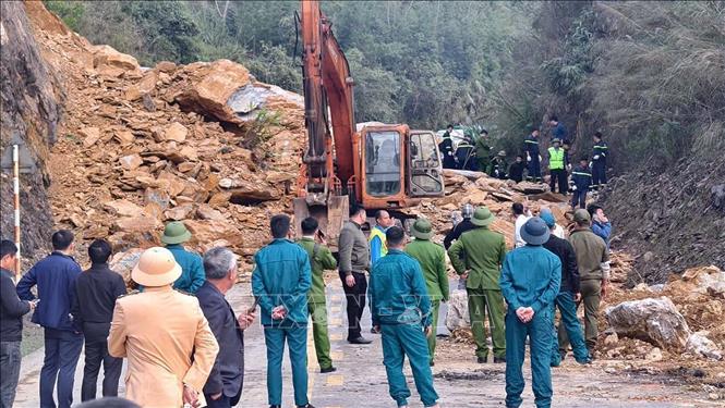 Huy động hàng chục cán bộ, chiến sỹ lực lượng chức năng tổ chức tìm kiếm, cứu nạn tại hiện trường. Ảnh: TTXVN phát 