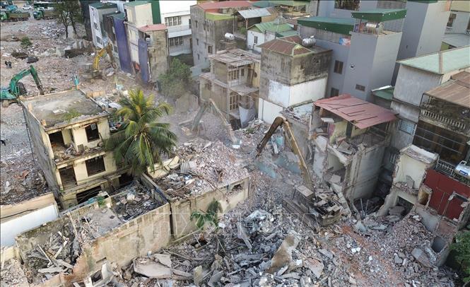 Nhiều hộ dân bên đường Đê La Thành bàn giao muộn nên công tác giải phóng mặt bằng gặp nhiều khó khăn. Ảnh: Quốc Khánh - TTXVN