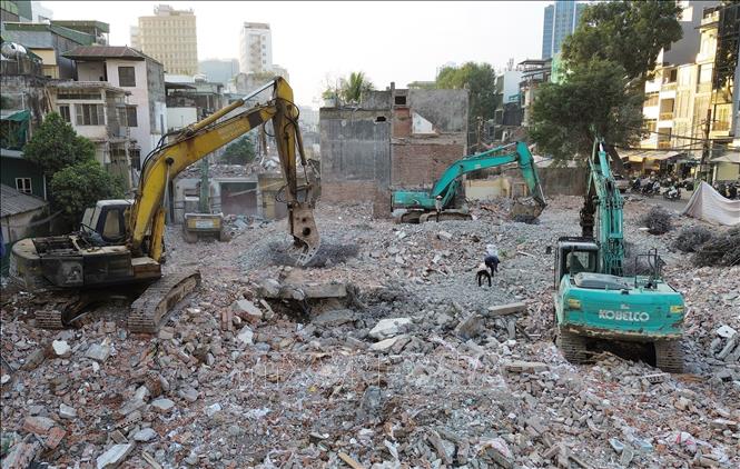 Ngày 14/12, mặc dù là ngày nghỉ cuối tuần nhưng hàng trăm máy móc hoạt động hết công suất để phá dỡ các công trình trong khu vực thu hồi đất. Ảnh: Quốc Khánh - TTXVN