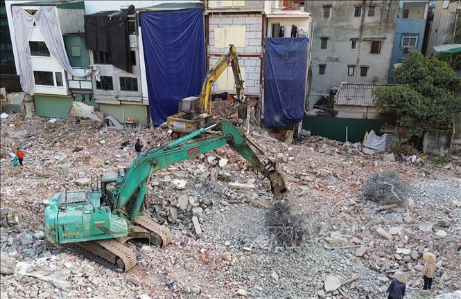 Các dãy nhà trọ, quán ăn, cửa hàng thuốc và cửa hàng tạp hoá trên đường Đê La Thành đã được san phẳng, chiều ngày 14/12. Ảnh: Quốc Khánh - TTXVN