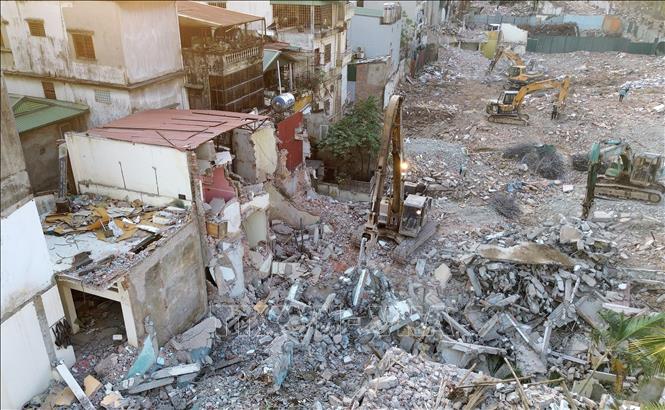 Nhiều hộ dân bên đường Đê La Thành bàn giao muộn nên công tác giải phóng mặt bằng gặp nhiều khó khăn. Ảnh: Quốc Khánh - TTXVN